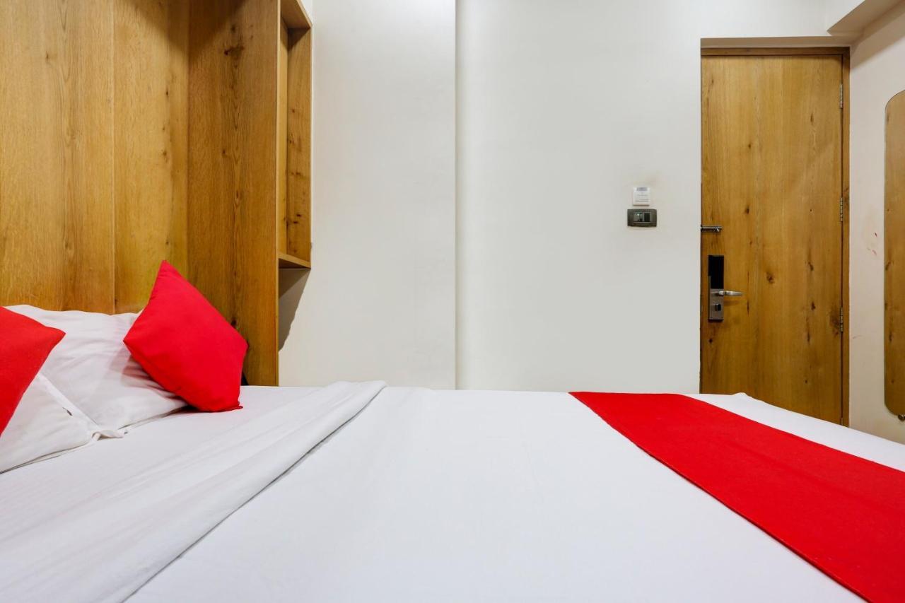 Oyo 81549 Hotel Elegance Nx มุมไบ ภายนอก รูปภาพ