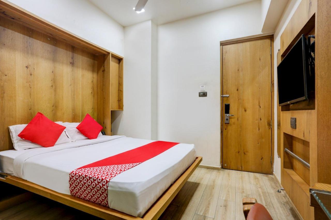 Oyo 81549 Hotel Elegance Nx มุมไบ ภายนอก รูปภาพ