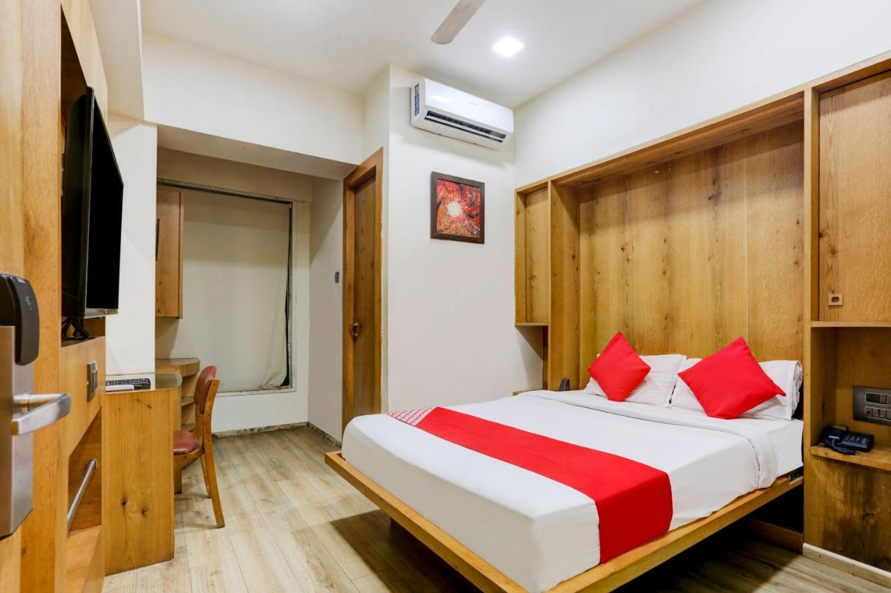 Oyo 81549 Hotel Elegance Nx มุมไบ ภายนอก รูปภาพ